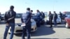 Türkmenistanda polisiýa işgärleri we awtoulag sürüjileri. Arhiwden alnan surat