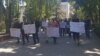 Участники акции протеста против ЛГБТ. 