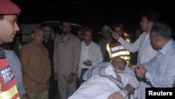 د پاکستان کورنيو چارو وزير احسن اقبال په برید کې تر ژوبلېدو پس روغتون ته وړل کېږي