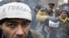 Люди з вилами протестують проти підвищення комунальних тарифів перед будівлею адміністрації Донецька, 28 листопада 2011 року