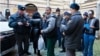 Российские полицейские проверяют документы у мигрантов из Таджикистана.