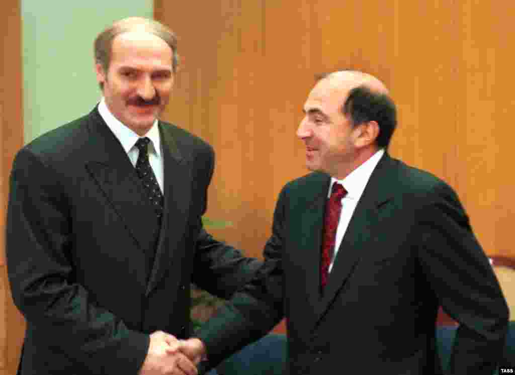 1998 елның 8 маенда Минскида Борис Березовский (уңда) Беларус президенты Александр Лукашенко белән очрашуда.