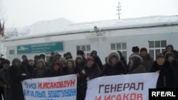 И. Исаковду бошотууну талап кылып каршылык акциясына чыгып аткан алайлыктар кыргыз армиясына кайрылуу жолдоп, бийлик башчылары армияга эмгегин өмүрүн арнаган адамды камап, армиянын кадырын кетирип жатканын билдиришкен. 