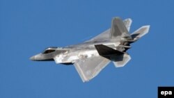 Un avion militar american F-22 la baza militară din Lask, Polonia, 31 august 2015