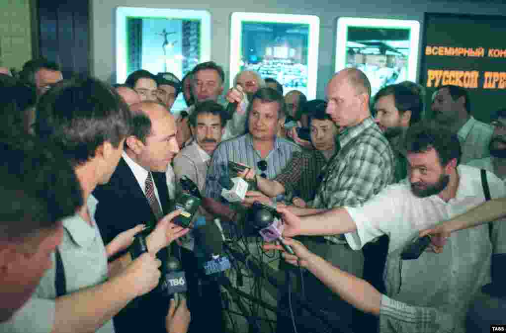 Борис Березовский 1999 елда Русия матбугатына багышланган конгресс вакытында журналистларга интервью бирә.