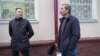 Слева - направо: зеленодольские оппозиционеры Алексей Соловьёв и Алексей Туганов у здания суда(на брата Алексея Туганова неизвестные напали спустя год после покушения на Соловьёва; судя по всему, нападавшие перепутали братьев).