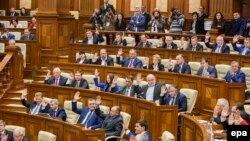 Imagine de la ședința parlamentului moldovean în care a fost votată moțiunea de neîncredere împotriva cabinetului Streleț, 29 octombrie 2015 
