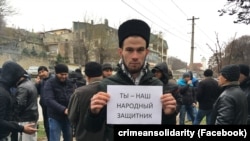 Люди зібралися на підтримку Еміля Курбедінова біля будівлі суду в анексованому Росією Криму