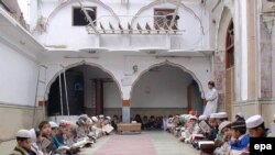 د خیبر پښتونخوا په یوه مدرسه کې ماشومان د زده کړو پر مهال - پخوانی انځور.