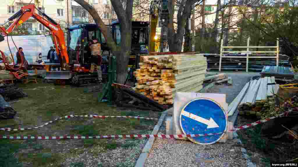 Мешканців Стрілецької бухти позбавили єдиного місця прогулянок – скверу Курсантів. Його вирішили реконструювати під час режиму самоізоляції у Севастополі