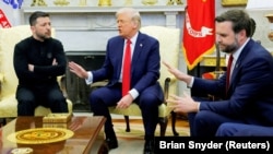Віцепрезидент США Джей Ді Венс (п) під час зустрічі Дональда Трампа і Володимира Зеленського в Білому домі, 28 лютого 2025 року