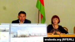 Паседжаньне праводзяць намесьнік кіраўніка адміністрацыі Маскоўскага раёну Менску Ўладзімер Танкевіч і намесьніца кіраўніка ўправы будаўніцтва Ларыса Быстрая