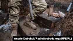 Український солдат в окопі на передовій позиції української армії під Золотим-4, Луганська область, лютий 2020 року