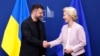 Украинският президент Володимир Зеленски и председателката на Европейската комисия Урсула фон дер Лайен на съвместна пресконференция преди видеоконферентното заседание с европейските лидери, 17 август 2025 г.