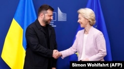 Президентка Європейської комісії Урсула фон дер Ляєн (праворуч) тисне руку президентові України Володимиру Зеленському перед зустріччю в Європейській комісії в Брюсселі, 17 серпня 2025 року