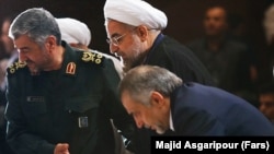 حسین فریدون، نفر سمت راست در کنار حسن روحانی و محمدعلی جعفری، فرمانده کل سپاه پاسداران