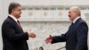Президент України Петро Порошенко (л) і президент Білорусі Олександр Лукашенко, Мінськ, 11 лютого 2015 року