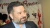То, как Эроси Кицмаришвили и сотрудники его охраны ранним утром перелезают через ограду здания телекомпании «Маэстро», зафиксировала камера наблюдения за объектом