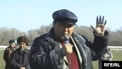 Нурлан Мотуев "Кыргыз туусундагы" маегинде эң төмөнкү айлыкты, пенсия менен пособиени 10 миң сом кылууга убада берип, бул деген фантастика эместигин, коррупционерлерди, маселен ректорду, министрди бардык тармактан кармап, 30-40 жыл түрмөгө тыгып, үй-мүлкү