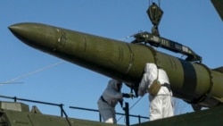 Російські військові завантажують ракету «Іскандер» на мобільну пускову установку під час навчань, 2024 рік