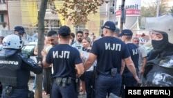 Građani iz zbora Voždovac okruženi policijom koja je zatim počela da ih gura i potiskuje u bočnu ulicu, Beograd, 13. septembar 2025.