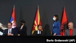 Архивска фотографија: Српскиот претседател Александар Вучиќ, македонскиот премиер Зоран Заев и премиерот на Албанија Еди Рама на Самитот на Отворен Балкан летоска во Белград