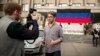 Журналист издания VICE News Саймон Островский во время освещения событий в Славянске
