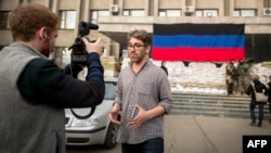 Журналист издания VICE News Саймон Островский во время освещения событий в Славянске