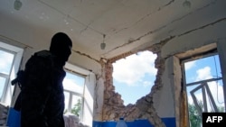 Проросійський бойовик у зруйнованій будівлі внаслідок боїв, східна частина Слов'янська, 16 червня 2014 року