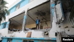 Palestinac pregleda štetu na klinici Al-Daraj koja je pogođena izraelskim napadom, usred sukoba između Izraela i Hamasa, u gradu Gaza 24. juna 2024.