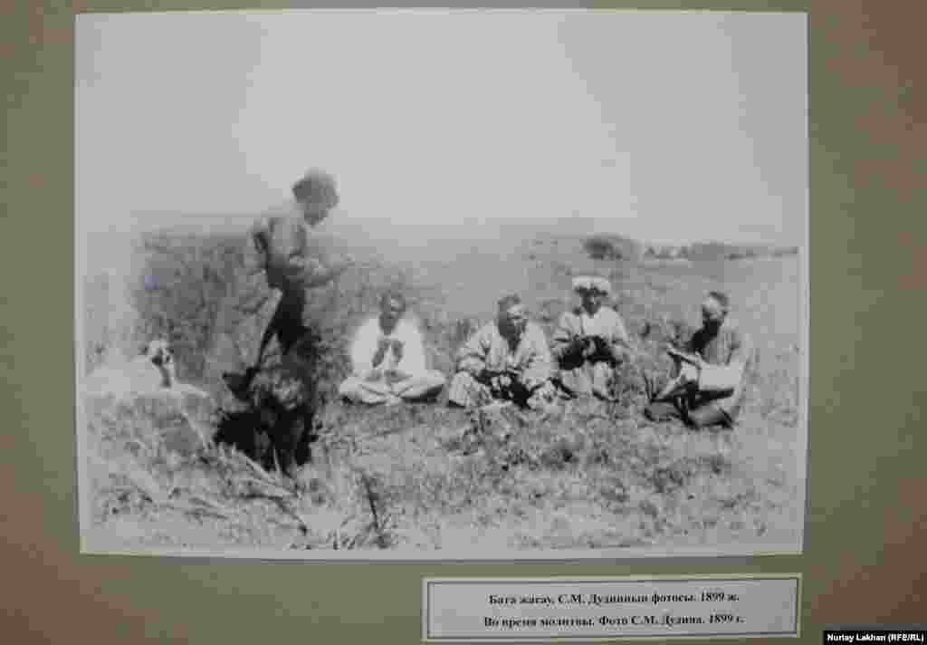 Во время молитвы. Автор фото С. М. Дудин. 1899 год.