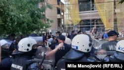 Pripadnici Policijske brigade i Interventne jedinice guraju građane iz zbora beogradske opštine Voždovac uoči prolaska pristalica vlasti kod zgrade Fakulteta organizacionih nauka, 13. septembar 2025. 