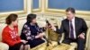 Петр Порошенко с сестрой и матерью Надежды Савченко, 19 апреля 2016 года