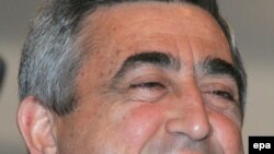 Серж Саркисян, нахуствазири Арманистон, дар интихоботи раисҷумҳури ин кишвар пешсаф аст