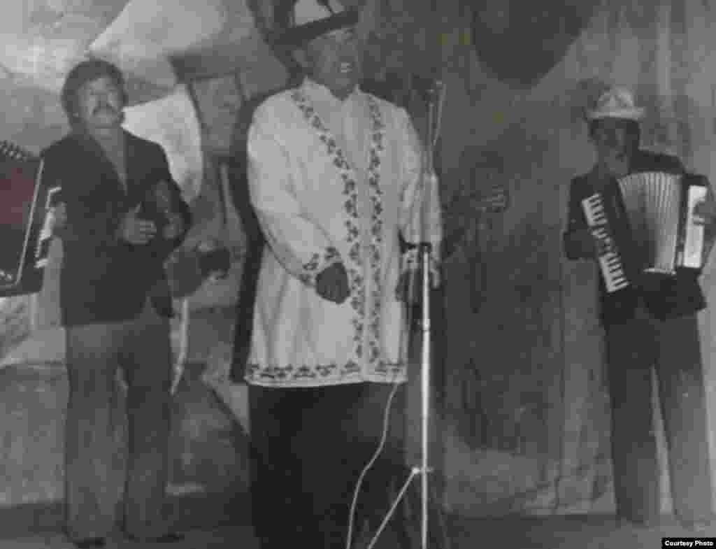 1946-жылы кан майдандан кайтып келген соң азыркы Нарын академиялык музыкалык драма театрынын пайдубалын түптөөгө катышат.