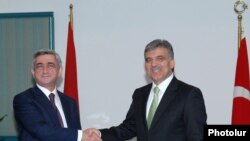 Աբդուլա Գյուլը Բուրսայում ողջունում է Սերժ Սարգսյանին, 14 հոկտեմբերի, 2009