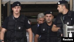 Gjatë arrestimit të guvernatorit Hashim Rexhepi.