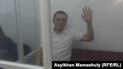 Жанболат Мамай, журналист, издававший газету "Саяси калам. Трибуна", обвиняемый в легализации средств, якобы незаконно выведенных из БТА Банка. Алматы, 21 августа 2017 года. 