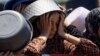 Palestinka čeka da dobije hranu iz humanitarne kuhinje u jeku krize gladi u gazi, 22. juli 2025. 