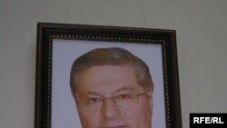 Портрет Лазаренка досі на видноті в холі облради