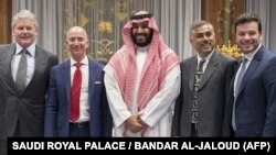 جف بزوس (نفر دوم از چپ) و محمد بن سلمان در نوامبر سال ۲۰۱۶ در سفارت عربستان در واشینگتن.