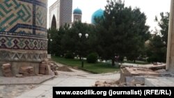 Подготовка к фестивалю «Шарк Тароналари» на площади Регистан в исторической части Самарканда. 2015 год.