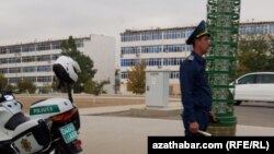 Aşgabadyň köçesinde polisiýa işgäri. (Illýustrasiýa suraty) 