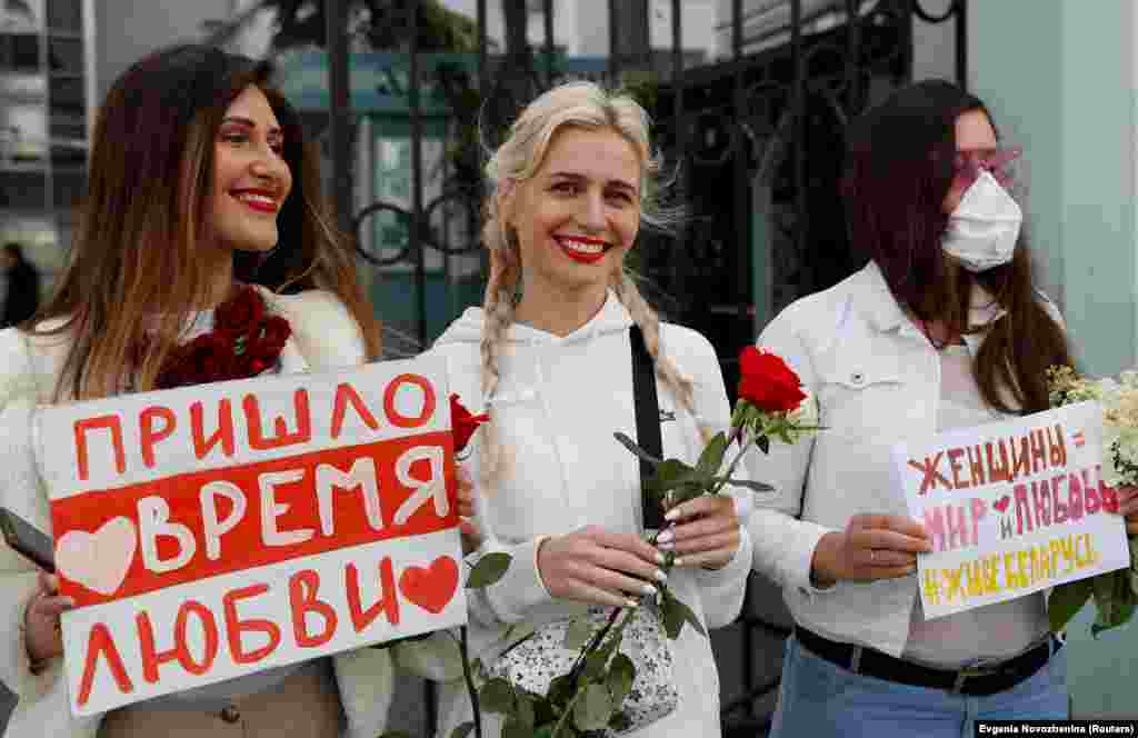 Жени присуствуваат на митингот во Москва на 15 август за да покажат солидарност со белоруските демонстранти. Транспарентот од лево гласи: &bdquo;Дојде време за љубов&ldquo;. На оној од десно пишува: &bdquo;Жените се за мир и љубов. Да живее Белорусија&ldquo;.