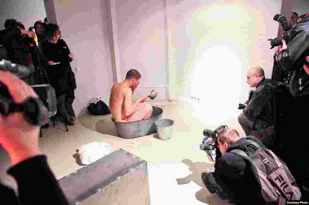 № 001 &ndash; Андрей Кузькин &laquo;ВСЕ ВПЕРЕДИ&raquo;. 2011 год. Перформанс в &laquo;Открытой галерее&raquo;. Courtesy &laquo;Открытая галерея&raquo;