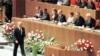 СРСР - Михайло Горбачов крокує до трибуни під час сесії 27-го з'їзду КПРС. Москва, 1 березня 1986 року