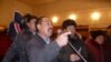 Митингге чыккандар суукка байланыштуу электр энергияны лимиттен ашык пайдаланып жатышканын жана кымбат баада төлөөгө шарты жок экенин айтууда.