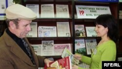 Әнүрбәк Гобайдуллин һәм Рәхилә Фәррәхова укучылар бүләк иткән газетлар күргәзмәсендә