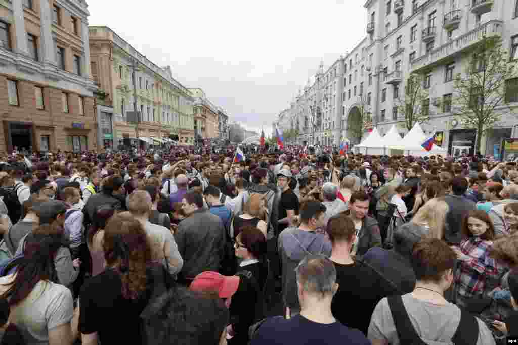 Участники митинга против коррупции собираются на Тверской улице в Москве. Накануне Алексей Навальный отказался от проведения митинга на проспекте Сахарова и призвал сторонников выйти на Тверскую, где были запланированы &quot;народные гулянья&quot; с реконструкторами. Самого Навального 12 июня задержали на выходе из квартиры, когда он выходил на акцию протеста. Позже в тот же день суд арестовал его на 30 суток по обвинению в повторном нарушении правил проведения митинга.&nbsp;&nbsp;