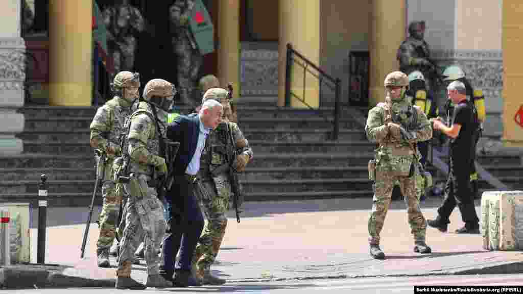 Повідомляється, що представники штабу Антитерористичного центру СБУ відзначили високий рівень злагодженості та ефективності дій усіх суб’єктів боротьби з тероризмом міста Києва